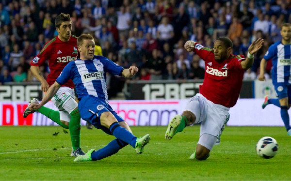 Roger Espinoza anota, pero Wigan cae en casa