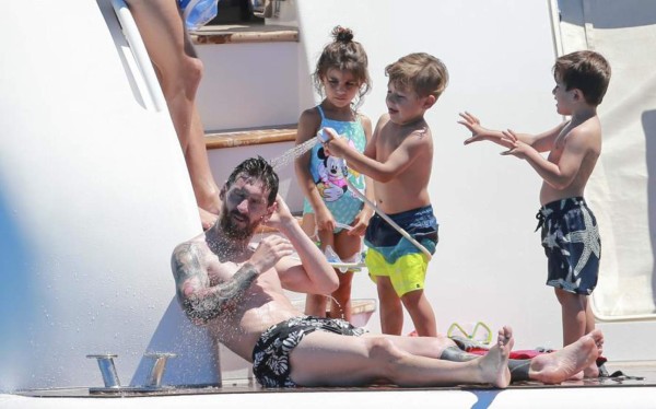 Las espectaculares vacaciones de Messi, Fábregas y Suárez con sus bellas mujeres