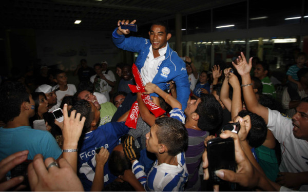 Locura en recibimiento de la Selección Sub 23