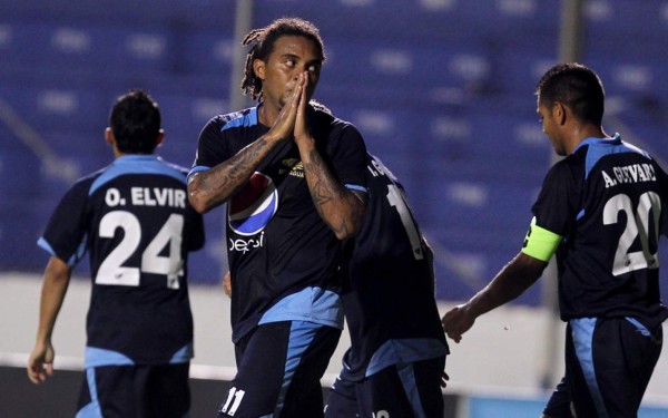 Pando Ramírez enardece a los aficionados de los Cremas previo al juego contra Motagua