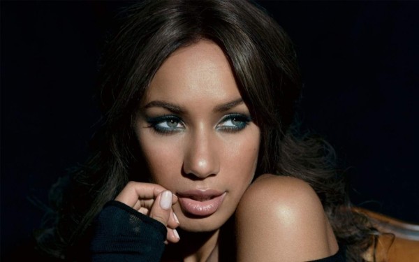 Leona Lewis maravilló con su voz y belleza en la gala del Balón de Oro