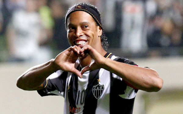Ronaldinho renovó contrato con el Atlético Mineiro