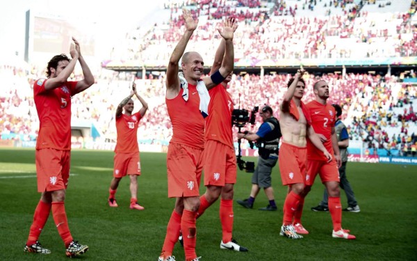 Holanda venció 2-0 a Chile con goles de Leroy Fer y Memphis Depay.