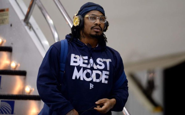 Marshawn Lynch multado con 100 mil dólares por no atender a la prensa
