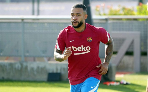 Así fue el primer entreno de Depay en el Barcelona: Solitario, serio y solo un crack lo abrazó