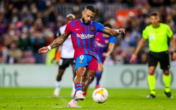 Las imperdibles fotos de Xavi dirigiendo a sus excompañeros del Barcelona en su debut y el efusivo festejo