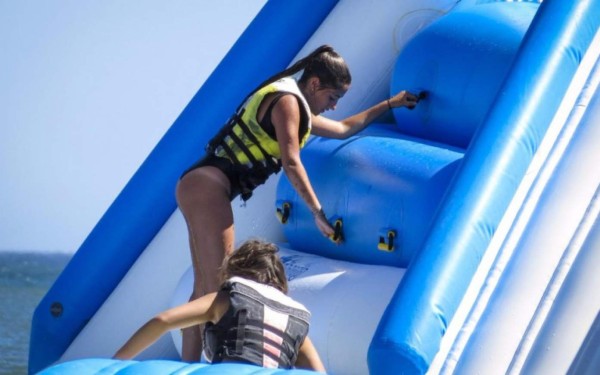 Hija de Mourinho deslumbra con su novio y se divierte a lo grande