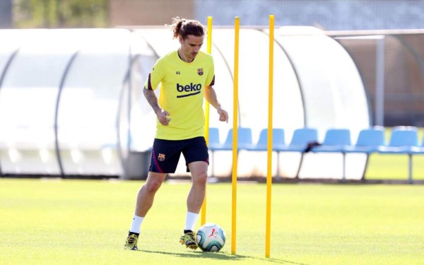 Con dos novedades, carros desinfectados y Vidal sorprende: Así fue el entrenamiento del Barcelona