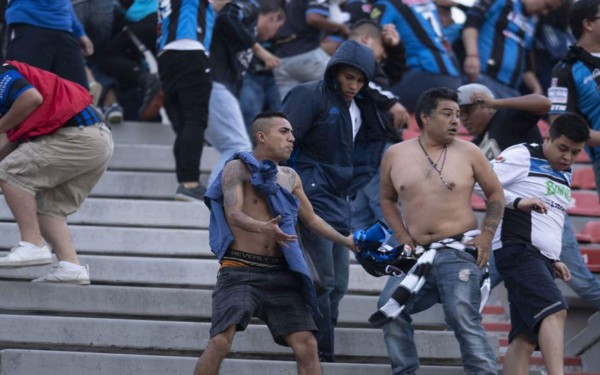 ¡Lamentable! Suspenden partido en México por batalla campal en el estadio de San Luis