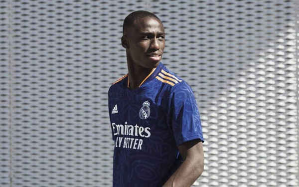 Con arte urbano y nuevo logo de la Champions: así es la segunda equipación del Real Madrid para la temporada 2021/22