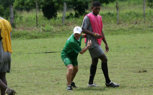 Las mejores fotos del delantero Carlo Costly y sus cambios de look