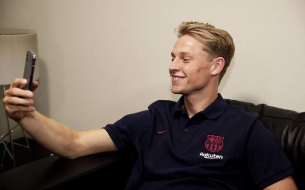 Su primera selfie y la mirada a la Champions: Así fue la presentación de Frenkie De Jong con el Barcelona