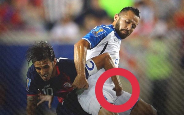 La curiosa imagen donde Bryan Ruíz toca las partes íntimas a Alfredo Mejía