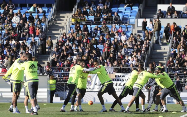 FOTOGALERÍA: Más de cinco mil aficionados ovacionaron a Zidane