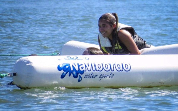 Hija de Mourinho deslumbra con su novio y se divierte a lo grande