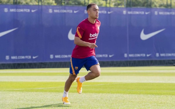 El primer día de Sergiño Dest en el Barcelona: Su gesto para ganarse a la afición y su dorsal