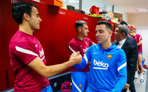 Dando el ejemplo: así fue el primer día de Xavi Hernández como entrenador del Barcelona y su bienvenida