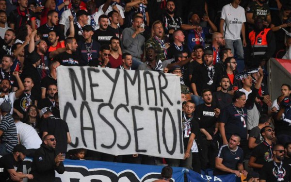 Neymar: La afición del PSG explota con pancartas y graves insultos al brasileño