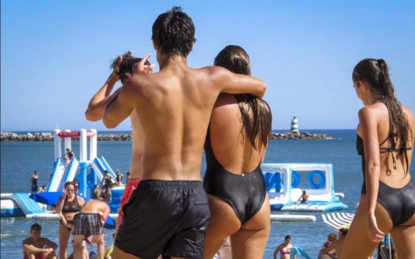 Hija de Mourinho deslumbra con su novio y se divierte a lo grande