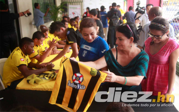 Real España y la firma de autógrafos en Asiatikos Parts.