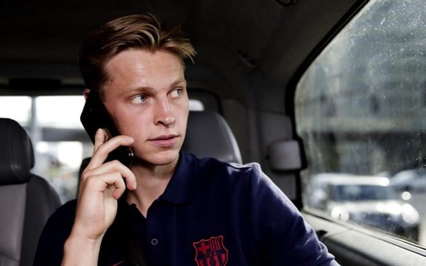 Su primera selfie y la mirada a la Champions: Así fue la presentación de Frenkie De Jong con el Barcelona