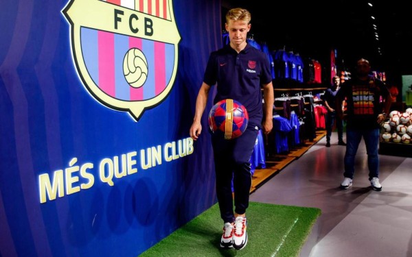 Su primera selfie y la mirada a la Champions: Así fue la presentación de Frenkie De Jong con el Barcelona