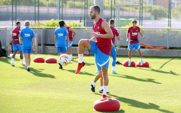 Así fue el primer entreno de Depay en el Barcelona: Solitario, serio y solo un crack lo abrazó