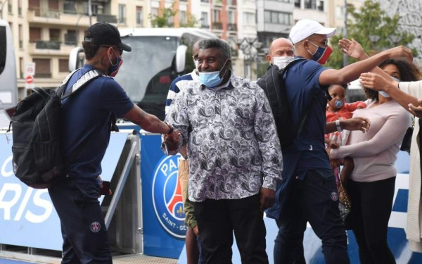 El día después de la Champions: Caos en las calles de París y frío recibimiento a los jugadores del PSG