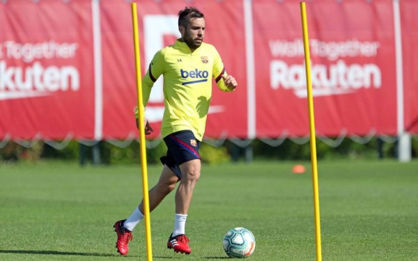 Con dos novedades, carros desinfectados y Vidal sorprende: Así fue el entrenamiento del Barcelona