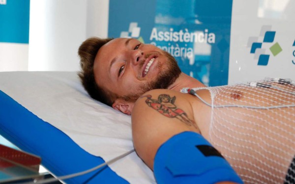 Las pruebas médicas, el mate con Dembélé y el emotivo abrazo de Rakitic, así recibieron a Griezmann en Barcelona