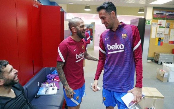 Las carcajadas y una visita 'sorpresa': el reencuentro de Dani Alves con sus excompañeros del Barcelona