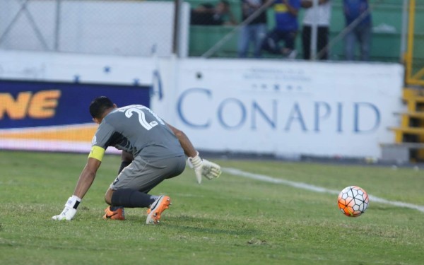 Fotos: Así fue la jugada en la que Noel Valladares se equivocó y corrigió un grave error