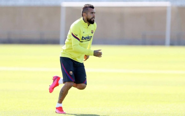 Con dos novedades, carros desinfectados y Vidal sorprende: Así fue el entrenamiento del Barcelona