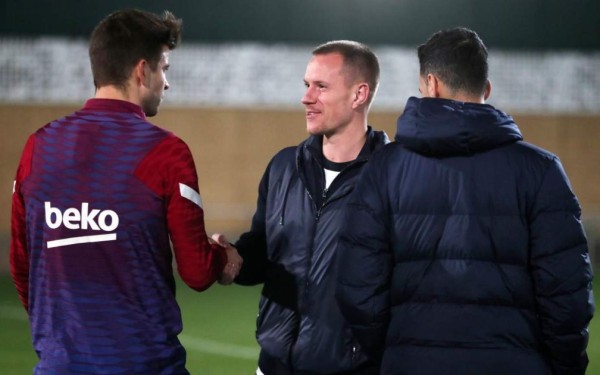 Las carcajadas y una visita 'sorpresa': el reencuentro de Dani Alves con sus excompañeros del Barcelona