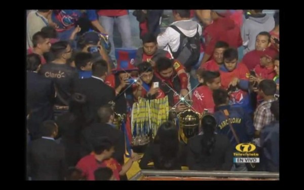 ¡Relajo! Así son las desordenadas premiaciones en Centroamérica