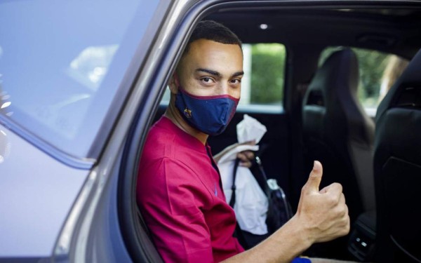 El primer día de Sergiño Dest en el Barcelona: Su gesto para ganarse a la afición y su dorsal