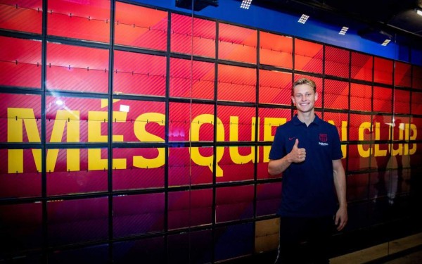 Su primera selfie y la mirada a la Champions: Así fue la presentación de Frenkie De Jong con el Barcelona