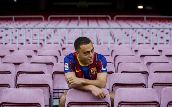 El primer día de Sergiño Dest en el Barcelona: Su gesto para ganarse a la afición y su dorsal