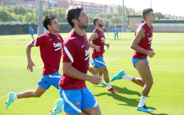 Así fue el primer entreno de Depay en el Barcelona: Solitario, serio y solo un crack lo abrazó