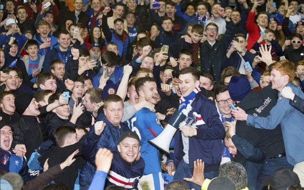 Exequipo de Arnold Peralta regresa a primera división en Escocia