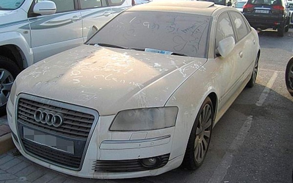 Lujosos autos deportivos están en el abandono en calles de Dubai