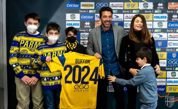 ¡No se quiere retirar! El histórico Buffon renueva su contrato con el Parma y jugará hasta los 46 años