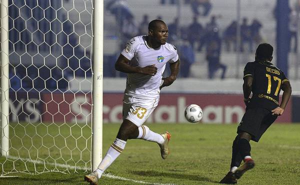 $!Juan Anangonó anotó el gol del triunfo para Comunicaciones tras un grave error del portero Jonathan Rougier.