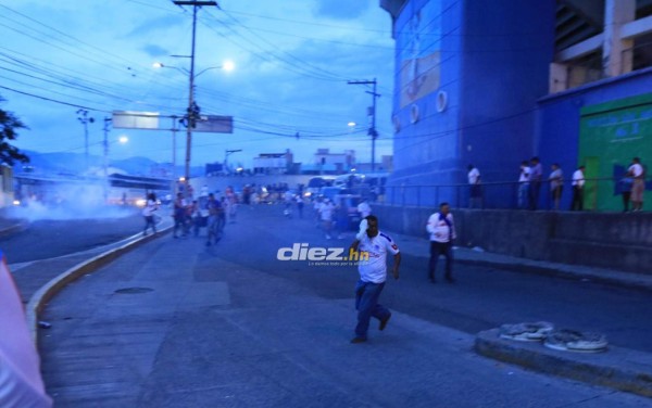 ¡Desmayados, disparos y gas lacrimógeno! El relajo en las afueras del Estadio Nacional