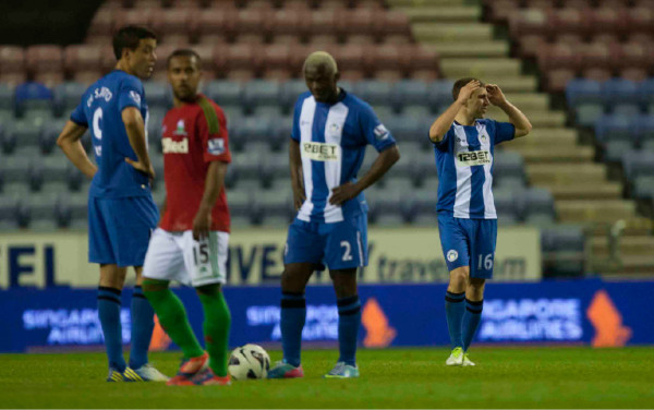 Roger Espinoza anota, pero Wigan cae en casa