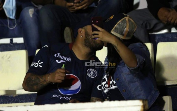 No se vio por TV: Con camiseta de Olimpia apoyando a Motagua, el beso y el 'invitado' en el palco