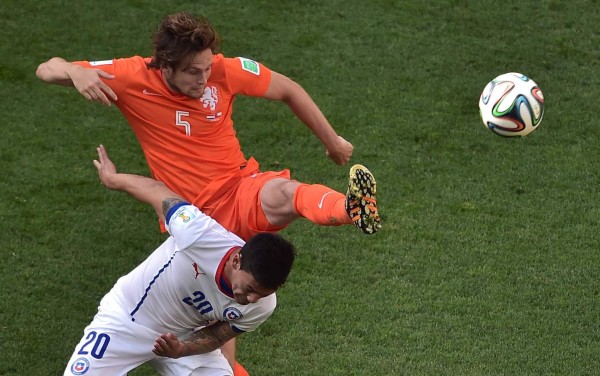 Holanda venció 2-0 a Chile con goles de Leroy Fer y Memphis Depay.