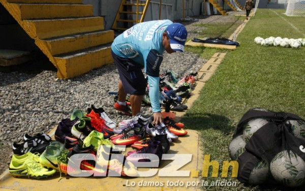 Risas, bromas y pláticas individuales de Pinto en el último entreno de Honduras
