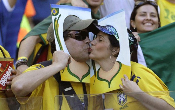 Aficionados disfrutan el Mundial a ritmo de samba.