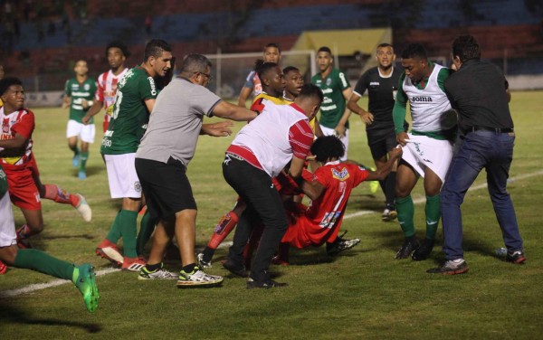 En fotos: Así fue el violento enfrentamiento entre jugadores de Vida y Marathón